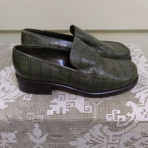 Franco Sarto olive green croco-embossed leather loafer (6)